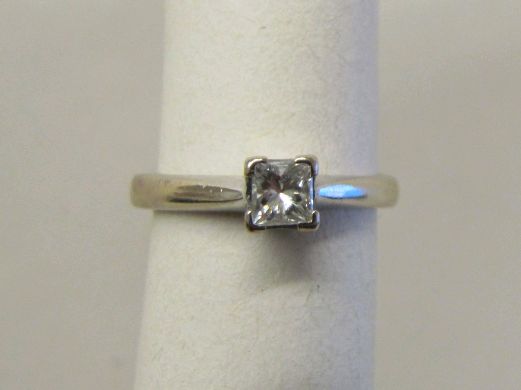 Appraisal: Eighteen carat white gold diamond solitaire ring with point princess