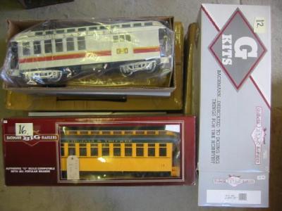 Appraisal: Eight Bachmann G scale American Railway coaches comprising two Santa