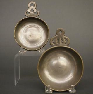 Appraisal: Pewter porringers Two late th-early th century American Pewter porringers