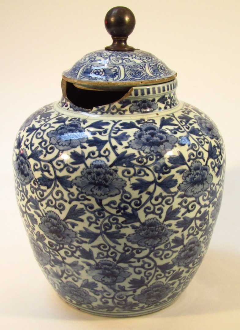 Appraisal: A Chinese late Ming period blue and white vase of