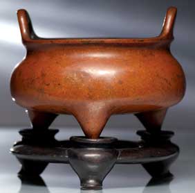 Appraisal: ANTIQUE CHINESE BRONZE CENSER Large and antique Chinese bronze censer