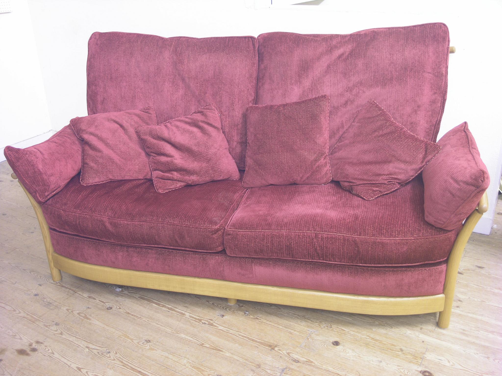 Appraisal: An Ercol light elm settee stick-back frame with claret loose