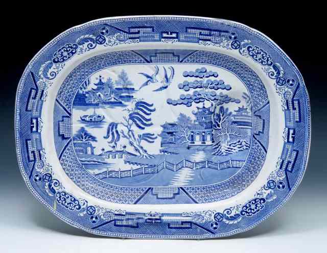 Appraisal: A TH CENTURY STAFFORDSHIRE BLUE AND WHITE WILLOW PATTERN MEAT