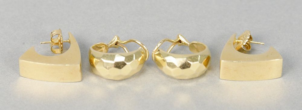 Appraisal: Two pairs of karat gold earrings grams Two pairs of