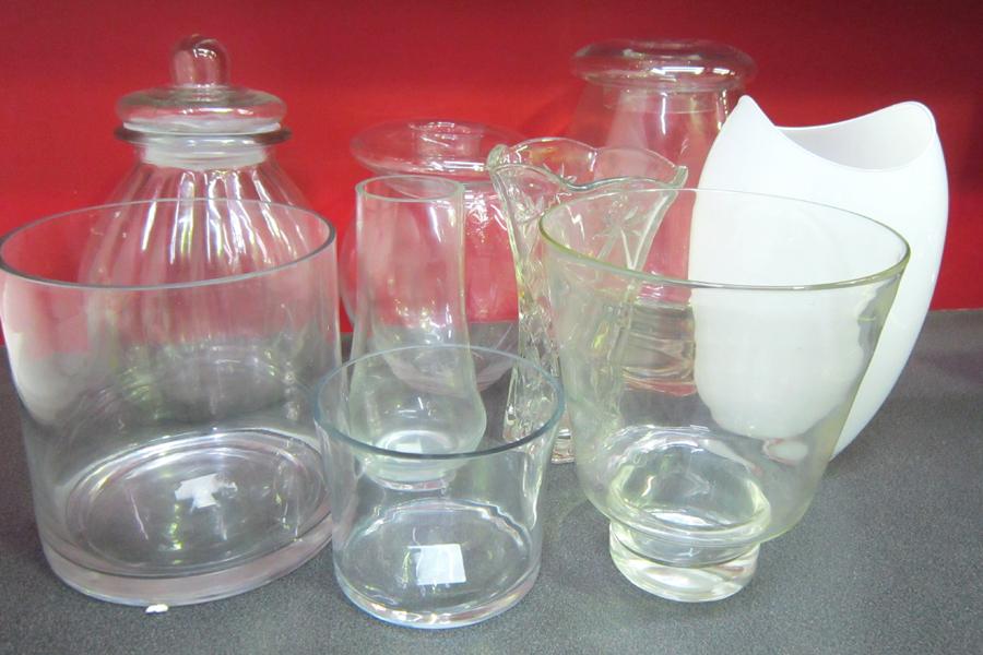 Appraisal: A VARIETY GLASSWARE INCLUDING VASES AND BOWLS A VARIETY GLASSWARE