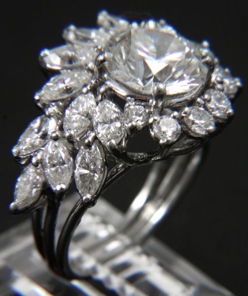 Appraisal: Ladies ct diamond ring having a cluster of diamonds on