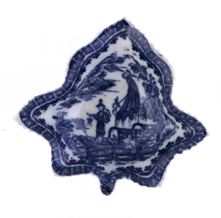 Appraisal: A CAUGHLEY PICKLE DISH of vine leaf shape transfer printed