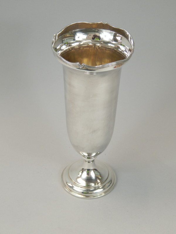 Appraisal: A George V silver vase with a reeded shaped edge