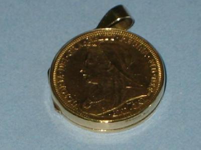 Appraisal: A VICTORIAN GOLD SOVEREIGN in ct gold locket pendant gms