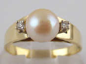 Appraisal: A yellow metal tests carat gold cultured pearl and diamond