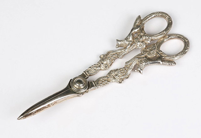 Appraisal: A PAIR OF SILVER GRAPE SCISSORS with vine leaf and