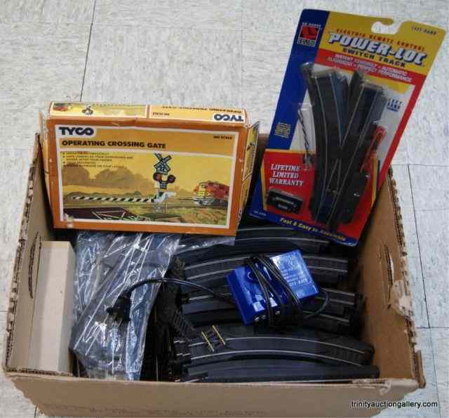 Appraisal: HO Scale Life-Like Model Train Railroad TrackWith transformer and extra