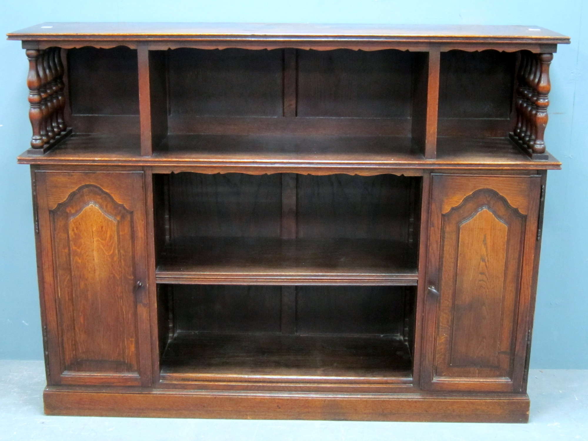 Appraisal: Oak dresser with open section flanked by two cupboard doors