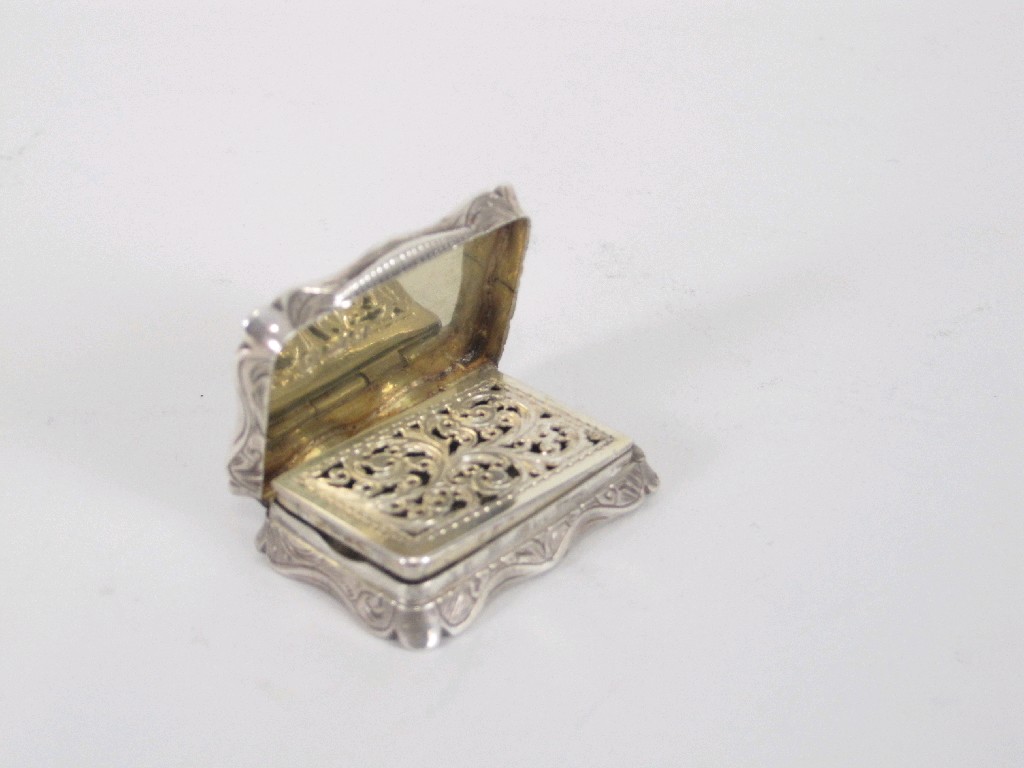 Appraisal: A Victorian rectangular Vinaigrette with trellis engraving vacant rococo cartouche