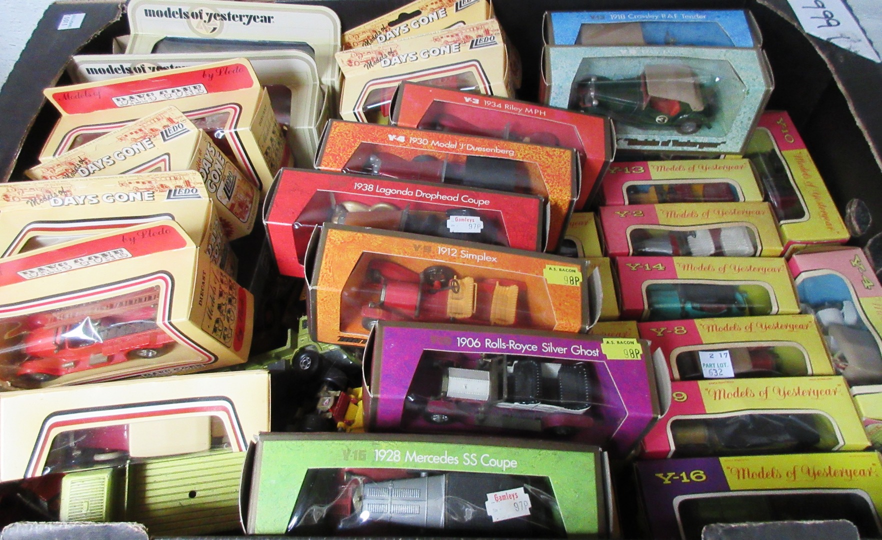 Appraisal: A quantity of die-cast vehicles including vintage Dinky Models of