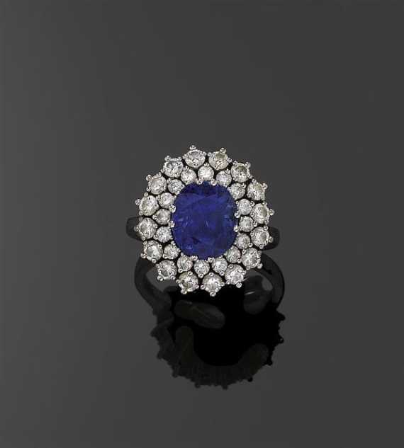 Appraisal: SAPPHIRE AND BRILLIANT-CUT DIAMOND RING White gold Attractive ring set