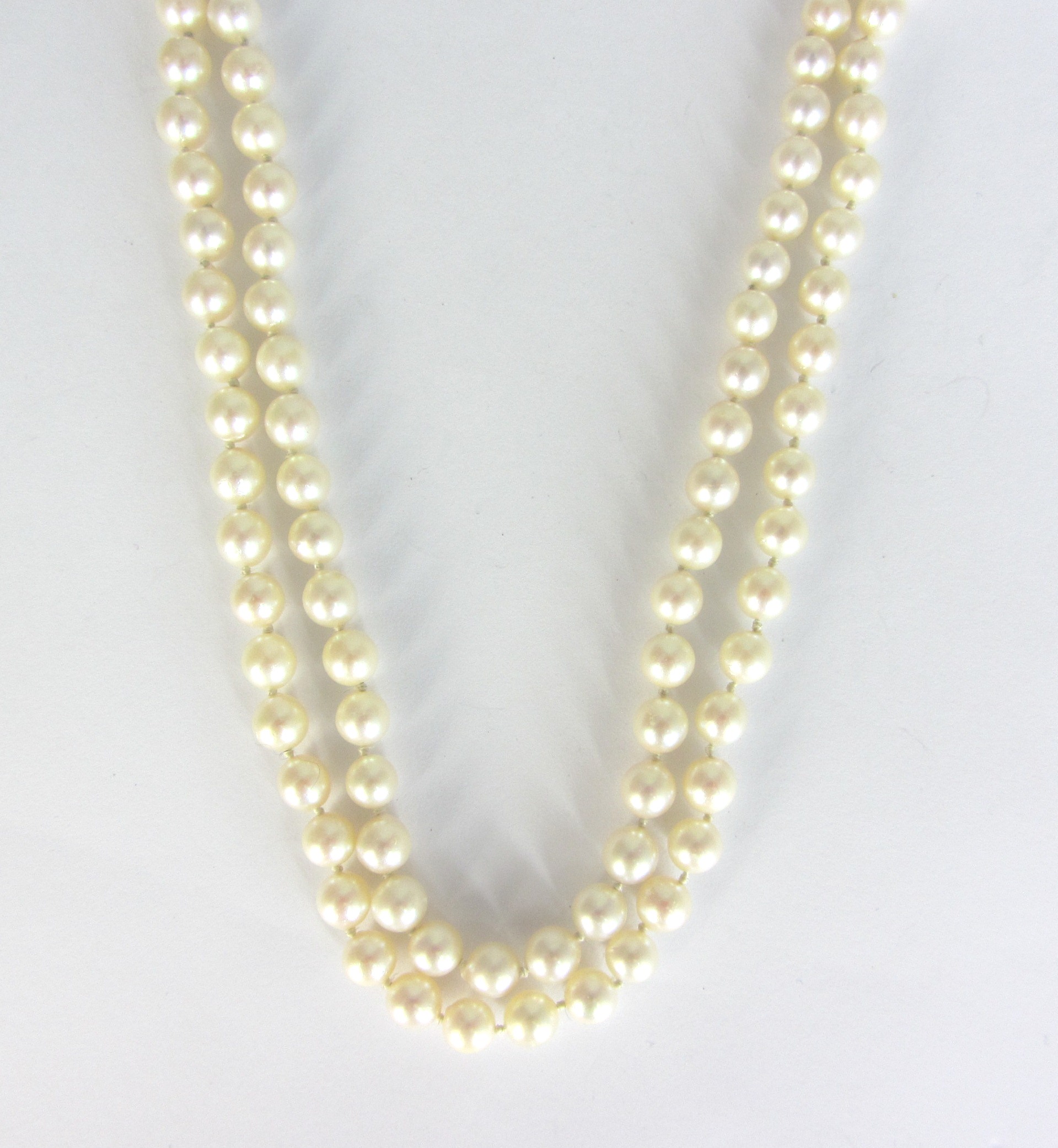 Appraisal: A two row necklace of uniform cultured pearls on a