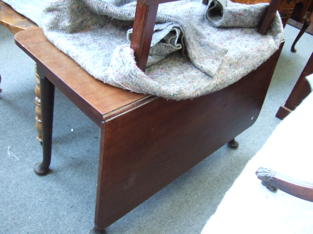 Appraisal: A George III mahogany drop-flap dining table circa on club