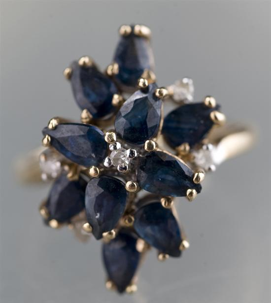 Appraisal: KT yellow gold sapphire cluster ring Ring has blue pear