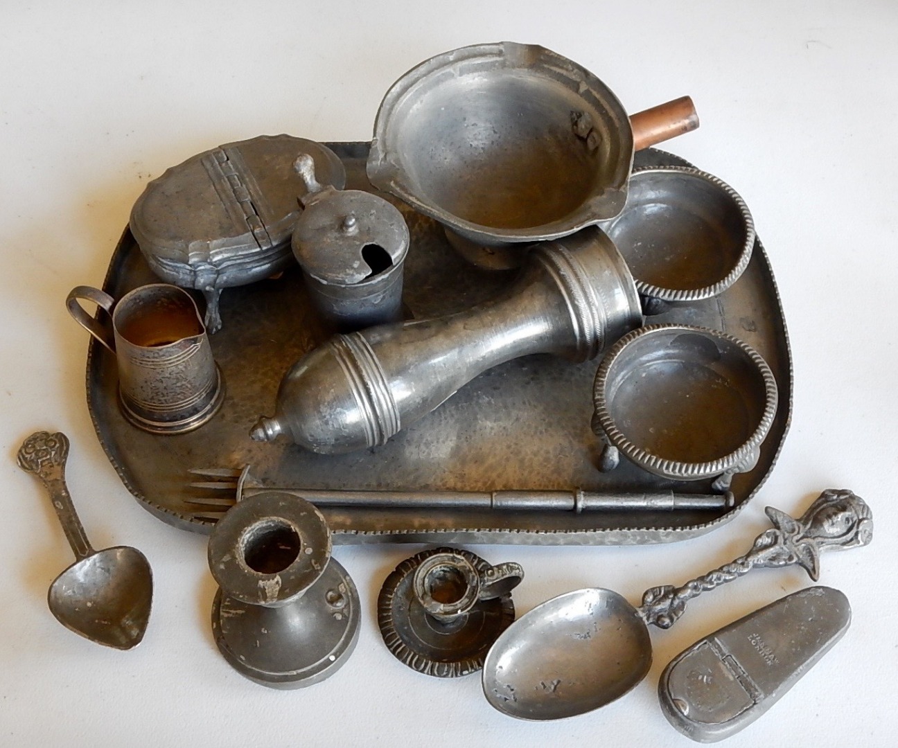 Appraisal: A collection of th thC pewter items including a beer