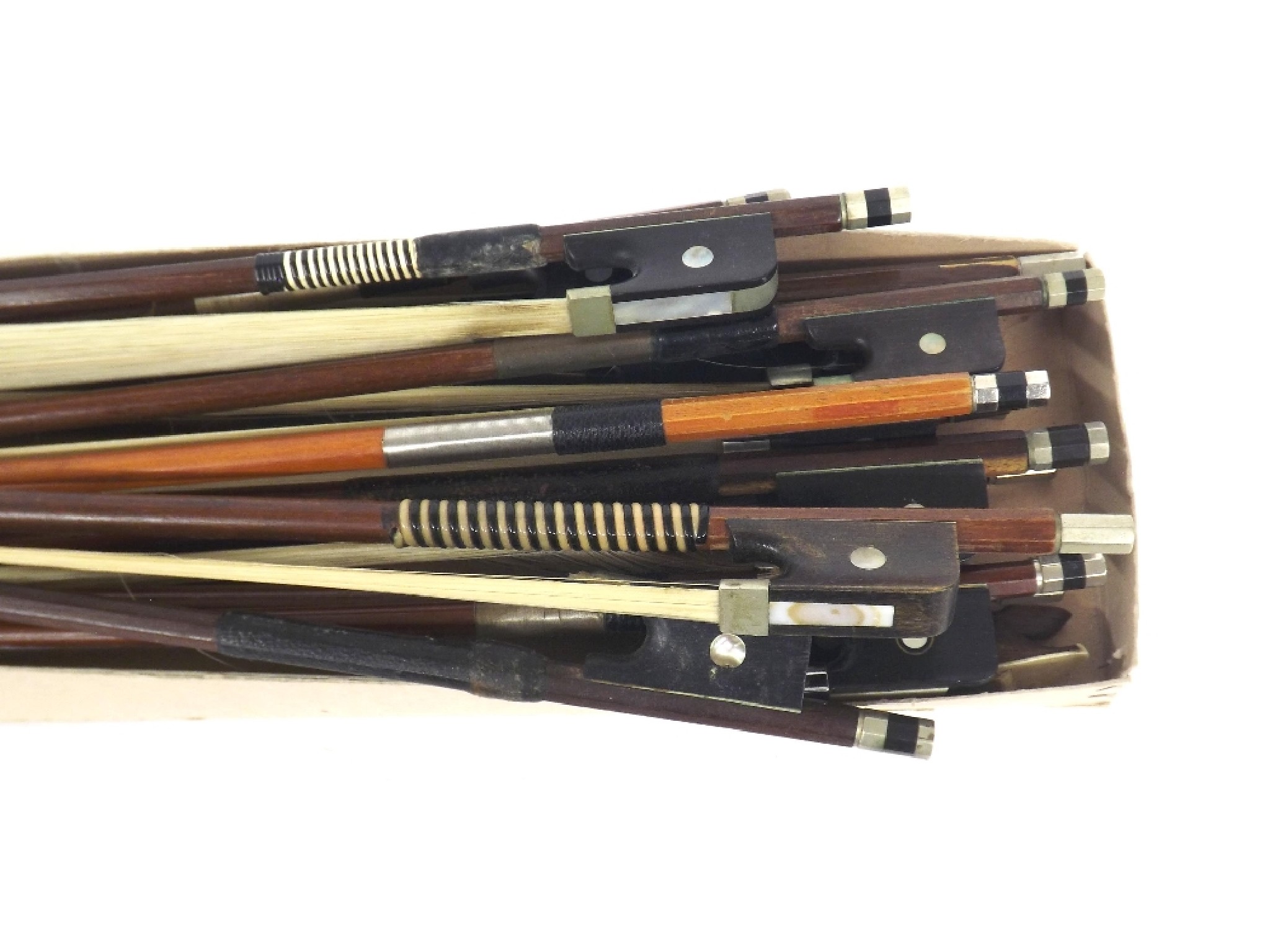 Appraisal: Bundle of fifteen various violoncello bows