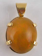 Appraisal: A yellow metal tests carat gold opal pendant opal approx