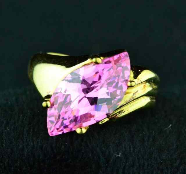 Appraisal: LADY'S PINK STONE RINGOval pink cut stone on gold metal