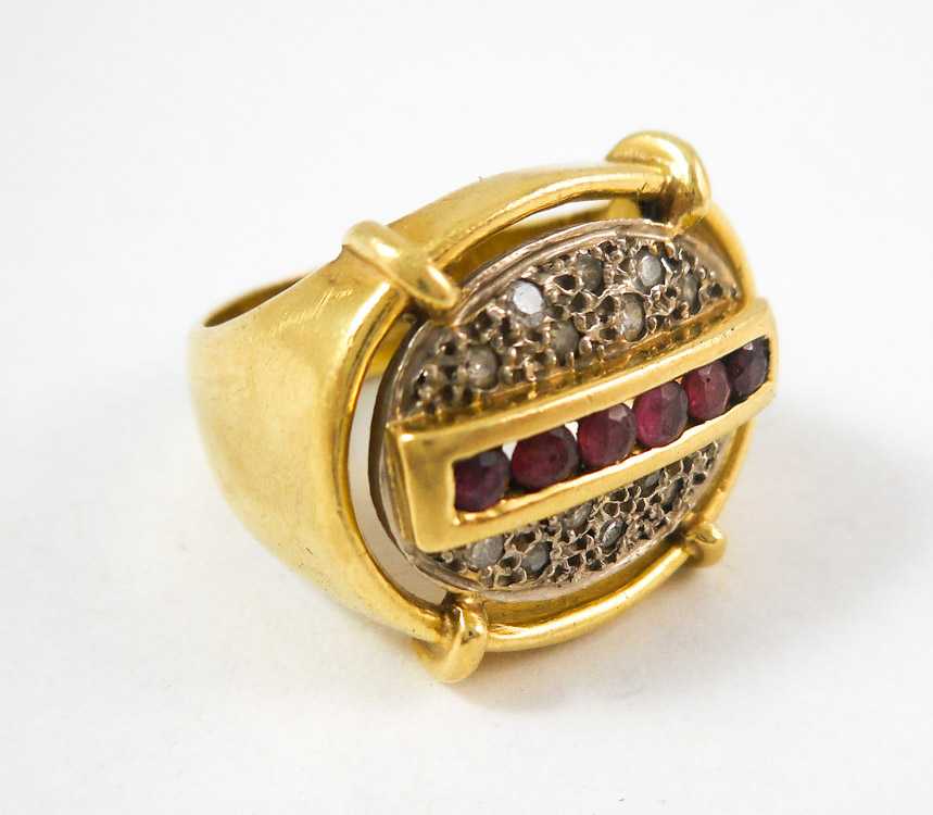 Appraisal: RUBY DIAMOND AND EIGHTEEN KARAT GOLD RING The yellow and