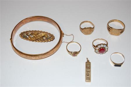 Appraisal: A quantity of gold jewellery to include various gold wedding