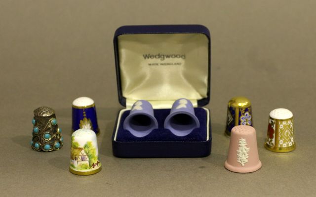 Appraisal: A quantity of assorted thimbles including Caverswall hand painted with