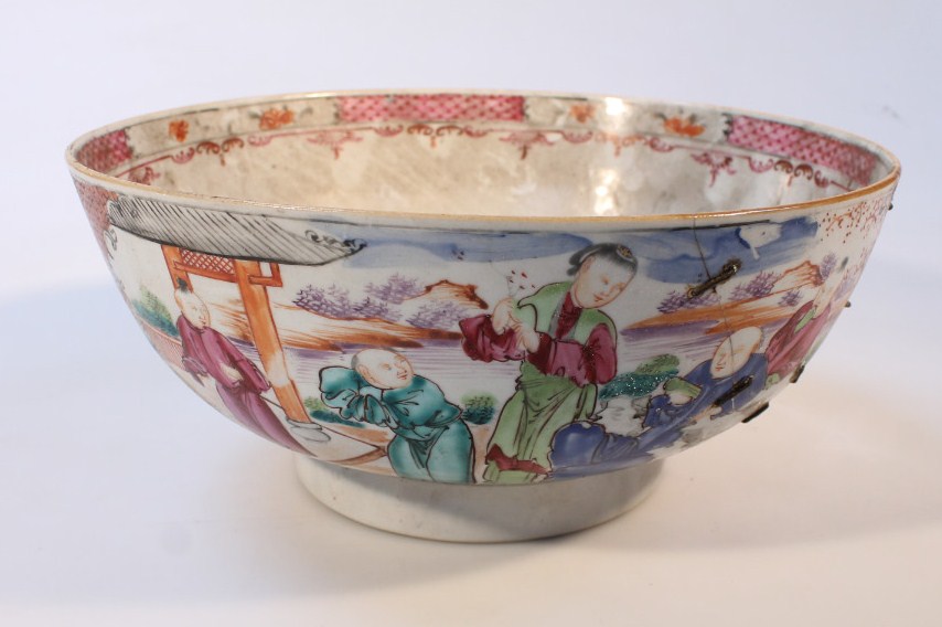 Appraisal: A Chinese porcelain famille rose bowl with an inner geometric