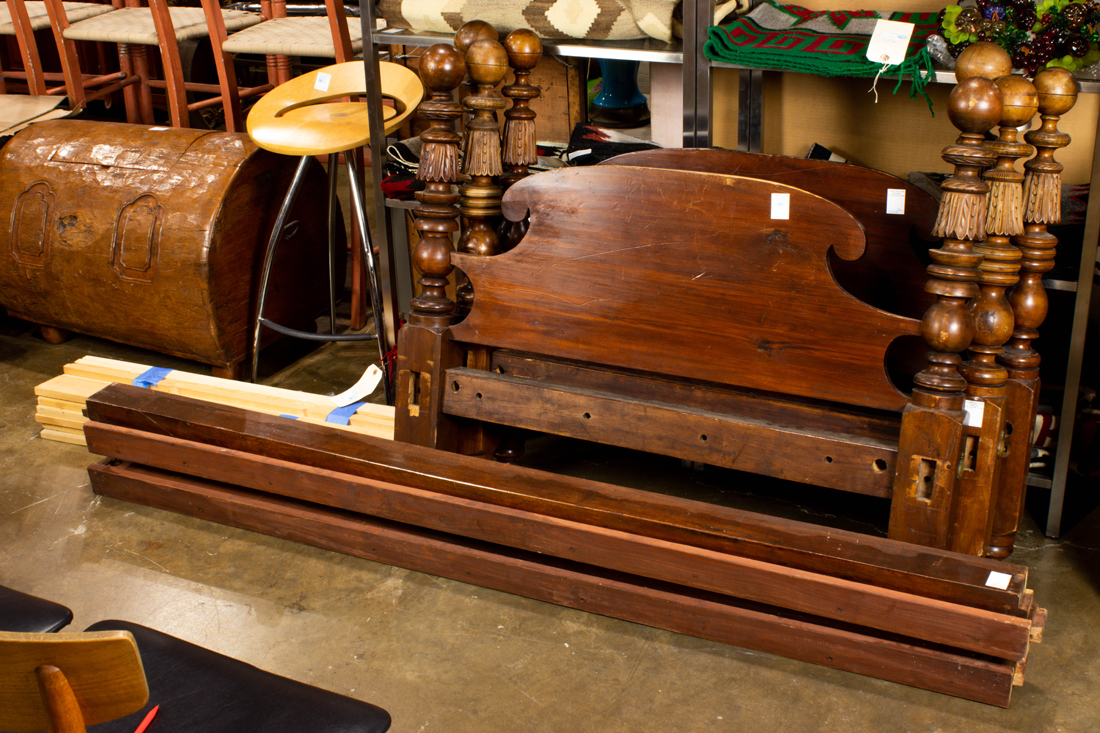 Appraisal: PAIR OF AMERICAN MAHOGANY BALL-TOP TWIN BEDS Pair of American