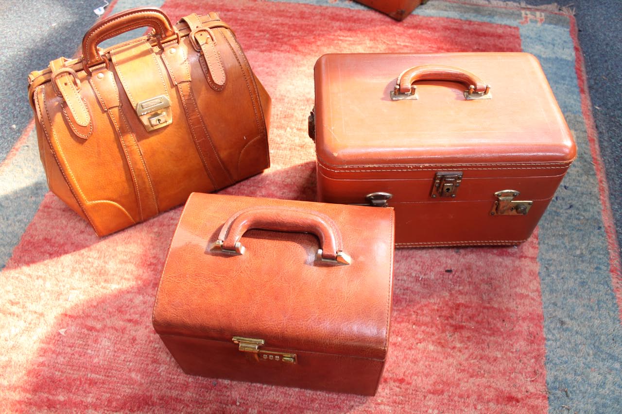 Appraisal: Three small vintage travel cases