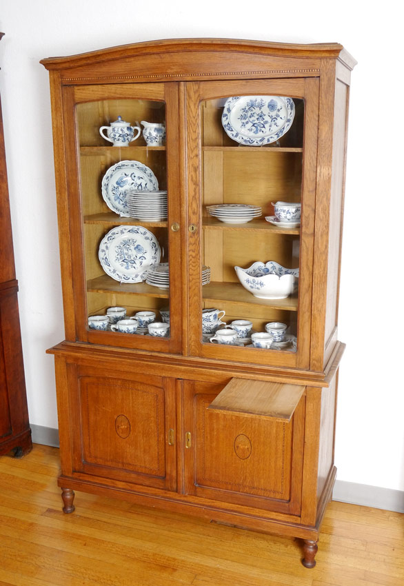 Appraisal: INLAID COUNTRY OAK DOOR CABINET Shaped crest in inlaid band