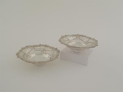 Appraisal: A pair of Edwardian epergne dishes on collet bases with