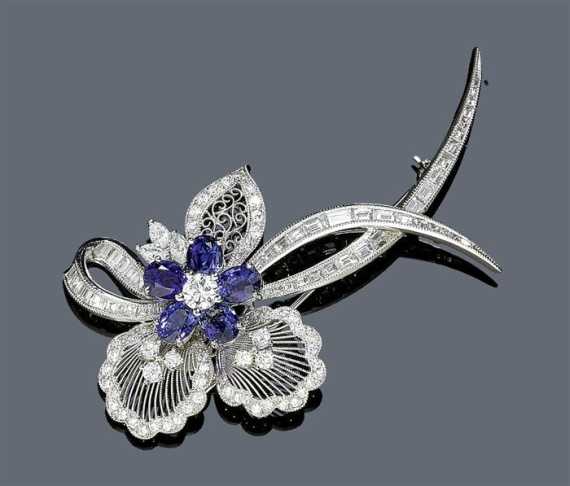 Appraisal: SAPPHIRE AND DIAMOND CLIP BROOCH ca Platinum Decorative brooch with