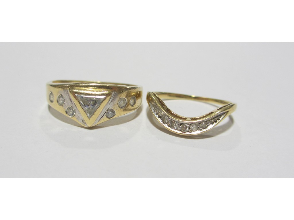 Appraisal: Two ct gold diamond set dress rings