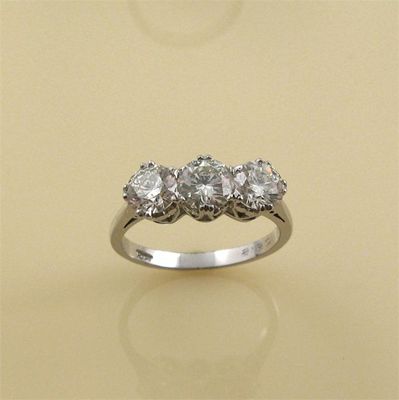 Appraisal: A diamond three stone ring set with three round brilliant