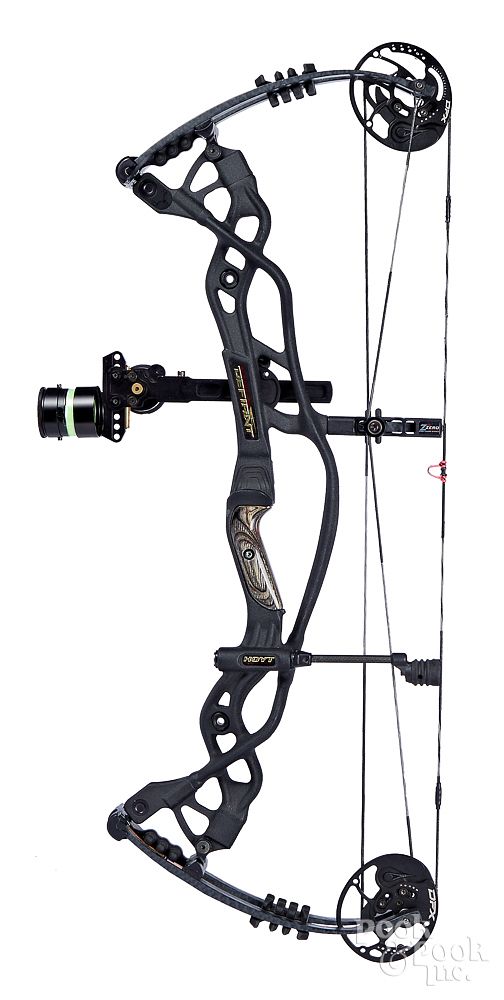 Appraisal: Hoyt Carbon Defiant compound bowl Hoyt Carbon Defiant compound bow