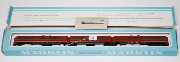 Appraisal: MARKLIN HO GAUGE SCHNELLTRIEBWAGEN THREE-UNIT DB DIESEL RAILCAR RED IN