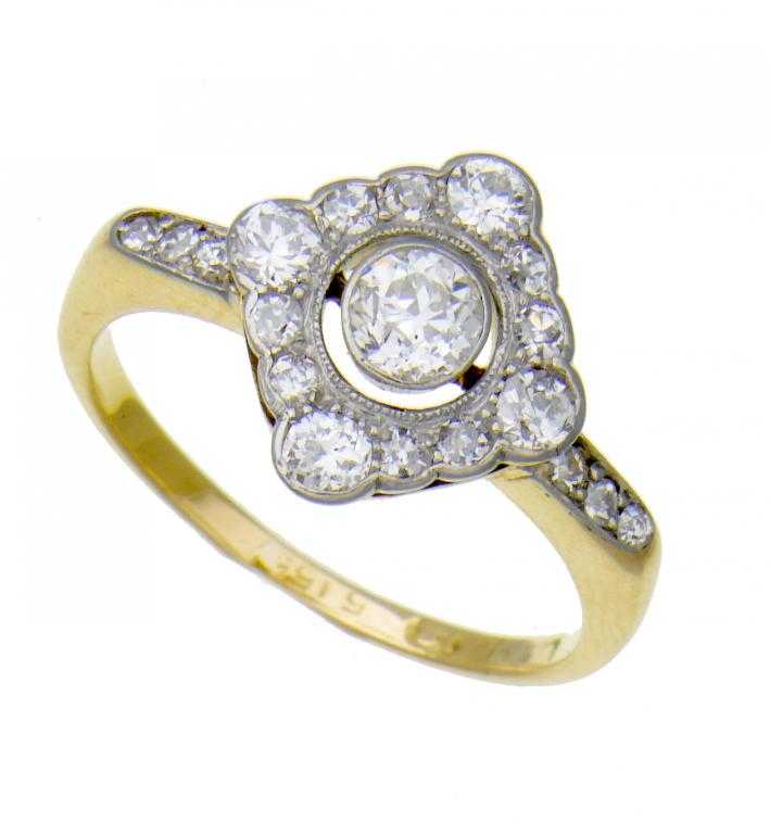 Appraisal: A DIAMOND CLUSTER RING the three larger central collets in