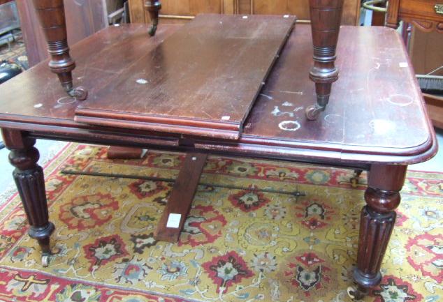 Appraisal: A Victorian mahogany extending dining table with a moulded rectangular