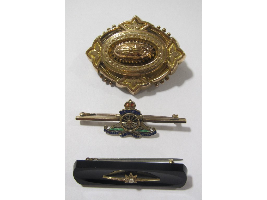 Appraisal: Lot comprising a Victorian ct gold balloon brooch a jet