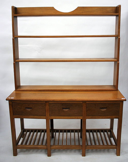 Appraisal: A WILLIS AND GAMBIER OAK DRESSER AND PLATE RACK BACK