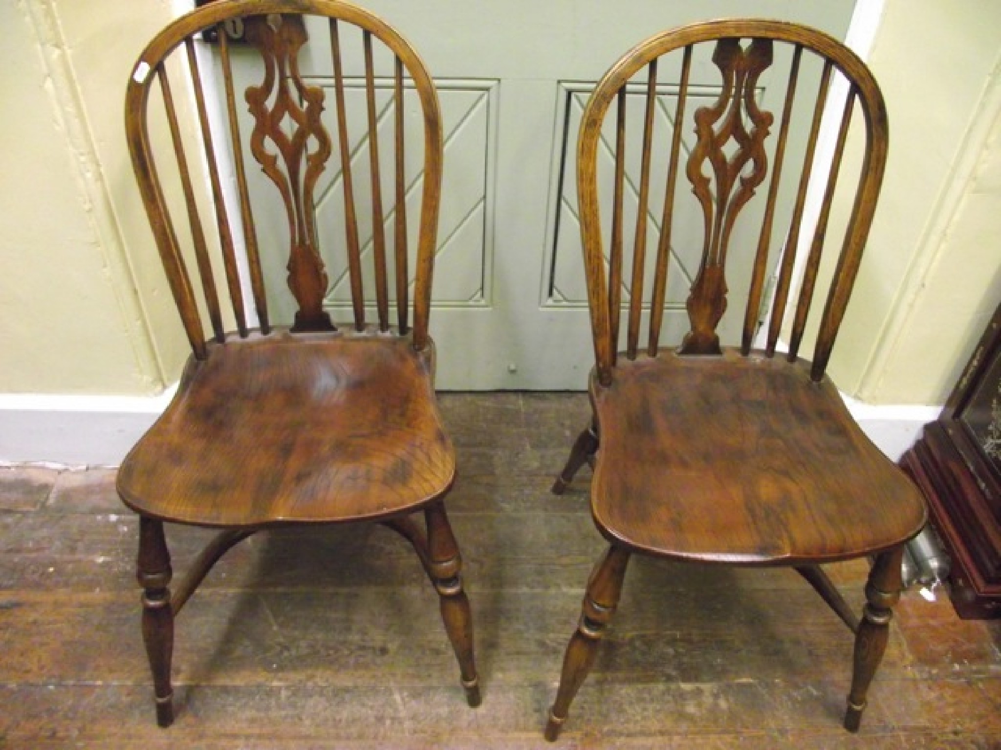 Appraisal: A good quality set of reproduction Windsor stick back dining