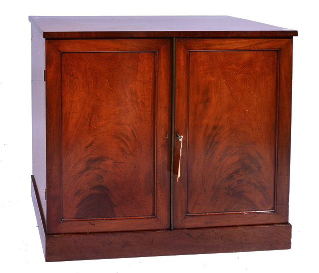 Appraisal: A VICTORIAN MAHOGANY LINEN CUPBOARD the interior fitted three slides