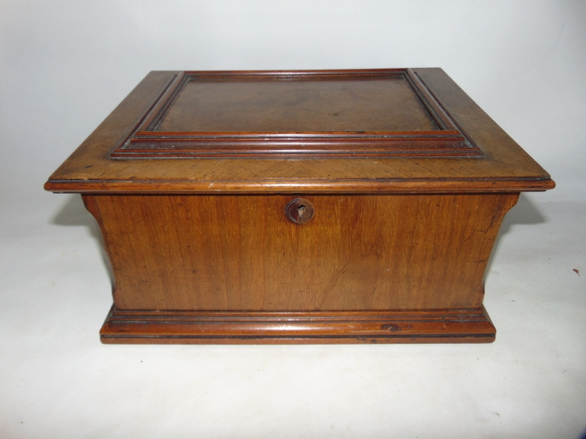 Appraisal: A mahogany veneered jewellery box with chamfered corners and hinged