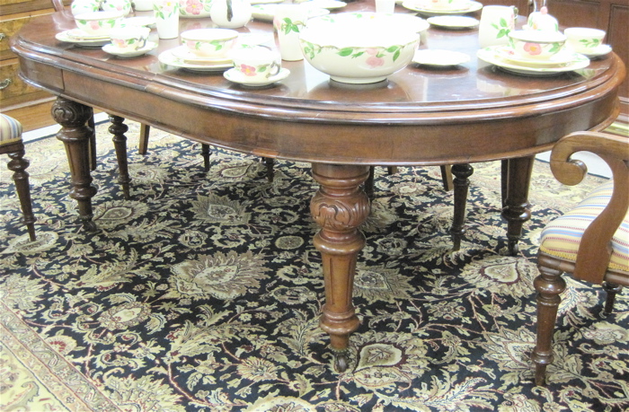 Appraisal: A VICTORIAN MAHOGANY DINING TABLE WITH THREE LEAVES AND HAND