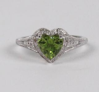 Appraisal: K DIAMOND AND PERIDOT HEART SHAPED RING K WHITE GOLD