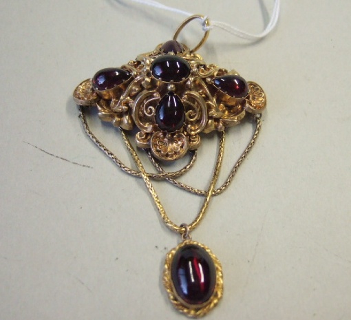 Appraisal: A Victorian gold and carbuncle garnet set pendant brooch in